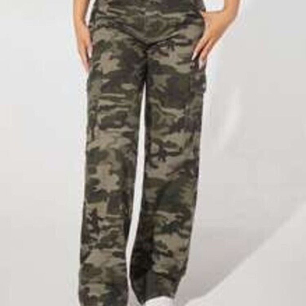 SHEIN PETITE Camo Print Flap Pocket Cargo Jeans